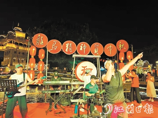 五邑人家經(jīng)常邀請(qǐng)嘉賓前來(lái)餐廳演出并與客人互動(dòng)。