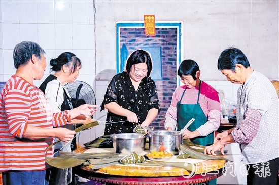 非遺傳承人呂艷卿正在傳授柴火粽的制作技藝。