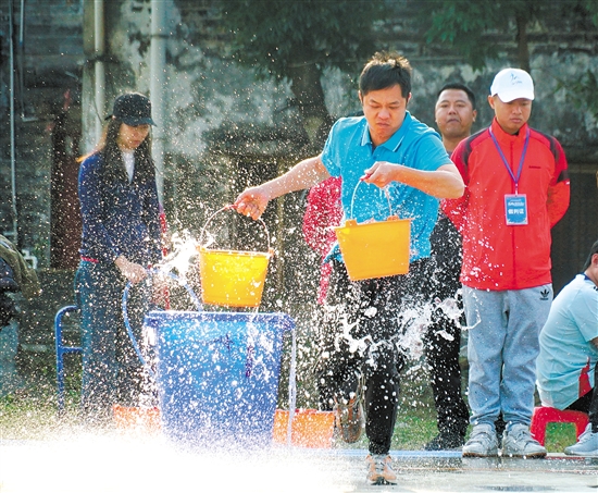 男子抗旱保苗比賽最激烈，選手提著水桶向前沖，既要快，還要穩(wěn)。
