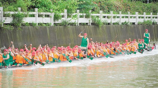 江海區(qū)舉辦端午龍舟競(jìng)渡活動(dòng)。