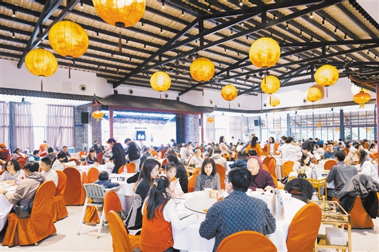 禮東美食街匯聚了30多家特色田園餐飲店，吸引了眾多游客前來品嘗美食。2022年，禮東美食街獲得第二批“廣東省粵菜美食街”榮譽稱號。