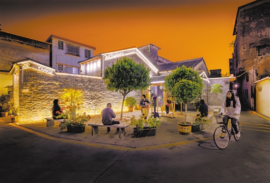 華燈初上，新華村一派安靜祥和的景象。