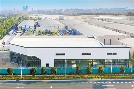 新華城商鋪項目正在加緊建設(shè)，這是該村招商引資的新引擎。