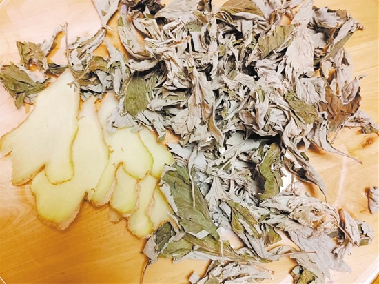 用艾葉、生姜泡腳具有溫經(jīng)、散寒、止痛的功效。