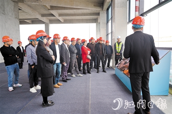 企業(yè)家們從江海區(qū)社會智慧治理技術(shù)創(chuàng)新中心16樓俯瞰安全應(yīng)急產(chǎn)業(yè)園。