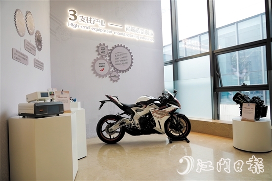 龍溪湖江海區(qū)產(chǎn)業(yè)展廳展示著一輛“江海造”摩托車。