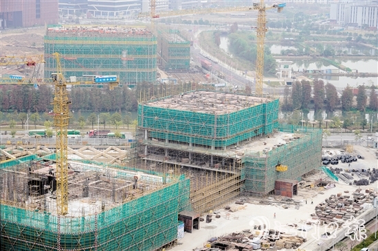 江門安全應(yīng)急產(chǎn)業(yè)園區(qū)內(nèi)，各項(xiàng)目正如火如荼建設(shè)中。