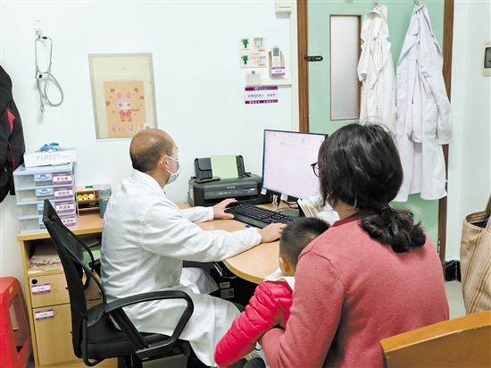 老人和小孩是流感易感人群，要注意防護。圖為醫(yī)生為患兒看診。