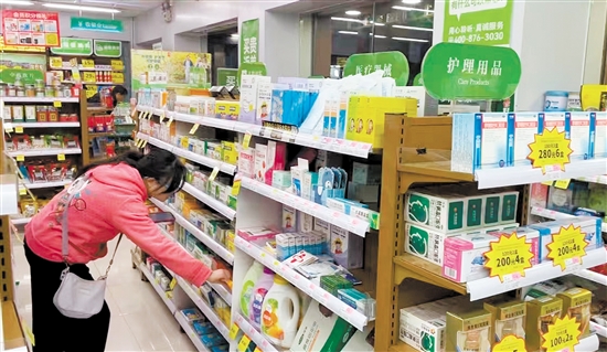市民在藥店內(nèi)選購藥品。