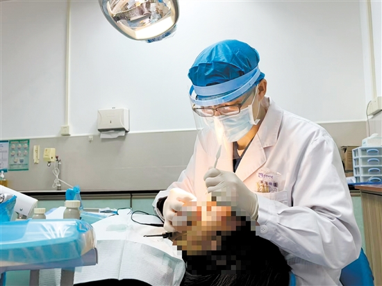 應(yīng)對(duì)下頜后縮，早期干預(yù)和正確治療很重要。