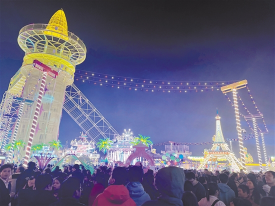 夢(mèng)回開平·僑海華韻街區(qū)人頭攢動(dòng)，熱鬧非凡。