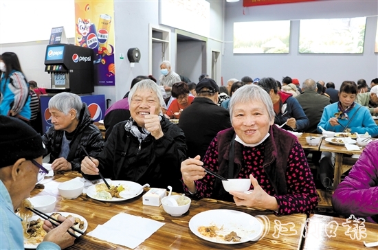 在活動(dòng)主會(huì)場，長者一邊吃著自助餐，一邊為活動(dòng)點(diǎn)贊。