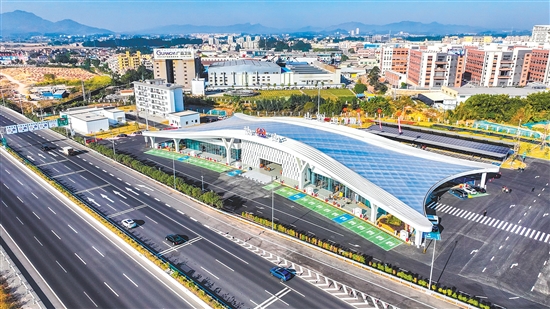 址山服務(wù)區(qū)（北區(qū)）著力打造新能源特色服務(wù)區(qū)典范。