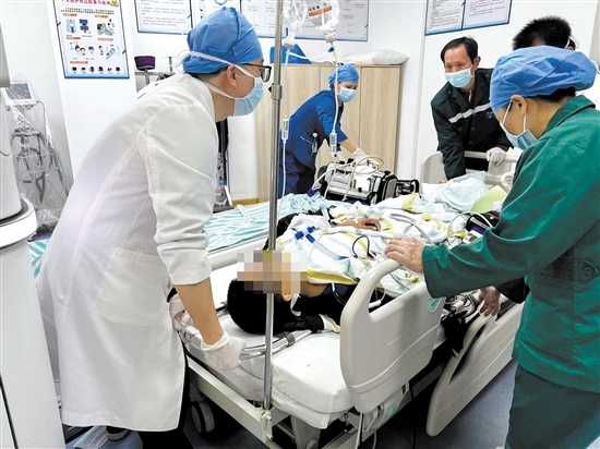 急診科為患者搶救贏得時間。