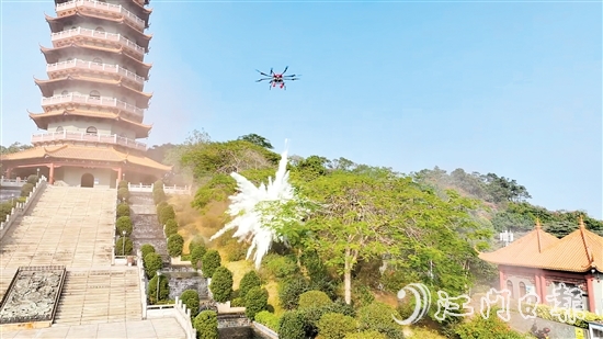 無人機(jī)精準(zhǔn)投下一枚滅火彈，瞬間四周騰起白色霧氣，火勢(shì)得到有效控制。