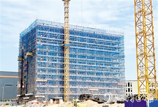 鶴山市活用信用承諾制，壓減項(xiàng)目審批流程，助力重大項(xiàng)目落地建設(shè)跑出“加速度”。圖為總投資40億元的福建友誼新材料項(xiàng)目，從評(píng)審過會(huì)到落地開工僅用時(shí)3個(gè)月。