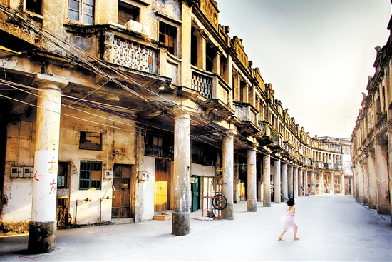 建于1927年的白沙鎮(zhèn)健康路騎樓群形成一個(gè)古樸僑墟，散發(fā)著獨(dú)特的魅力。