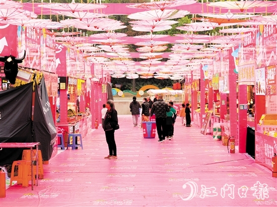 江南文化廣場的迎春花市充滿了濃濃的中國風元素。劉瓊