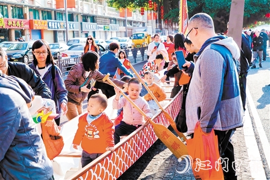 禮樂龍舟劃進(jìn)“非遺版”春節(jié)，吸引眾多市民圍觀體驗(yàn)。