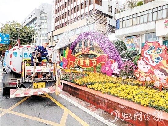 環(huán)衛(wèi)工人用心澆灌植物，擦亮城市容顏。
