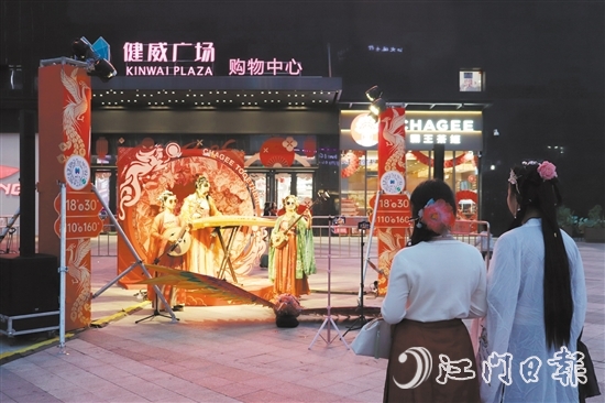 在健威廣場(chǎng)，身穿漢服的市民駐足欣賞國(guó)潮音樂表演。