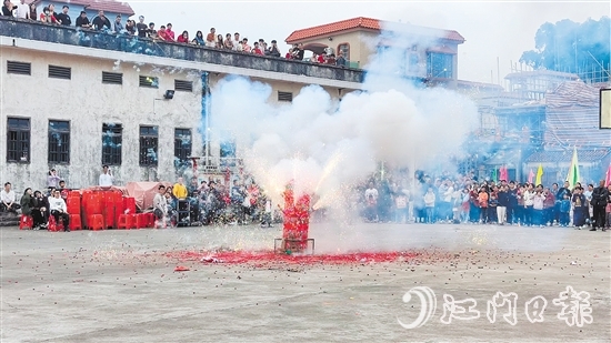 棠下鎮(zhèn)的傳統(tǒng)節(jié)慶活動(dòng)搶花炮吸引了眾多村民圍觀和參與。