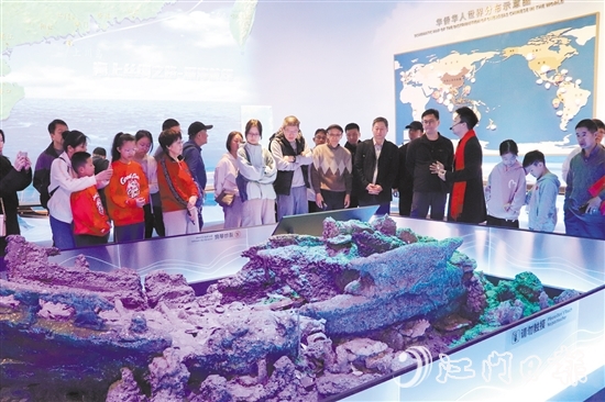 市民游客到僑博館重溫華僑歷史。