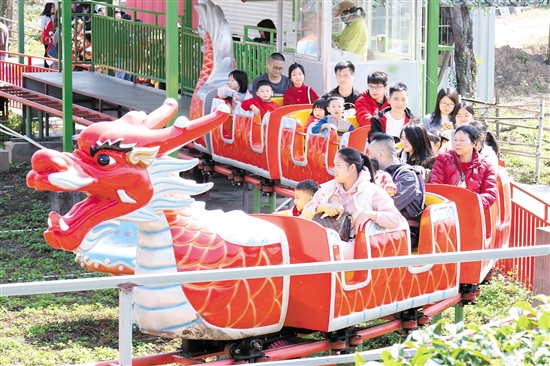 在位于江海區(qū)的江門(mén)長(zhǎng)廊生態(tài)園，市民游客坐上小火車，享受闔家歡樂(lè)時(shí)光。