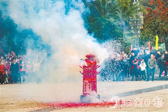 搶花炮活動(dòng)人氣十足。劉淑君