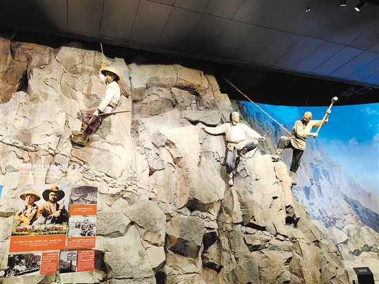 僑博館再現(xiàn)華工在美修建鐵路情景。