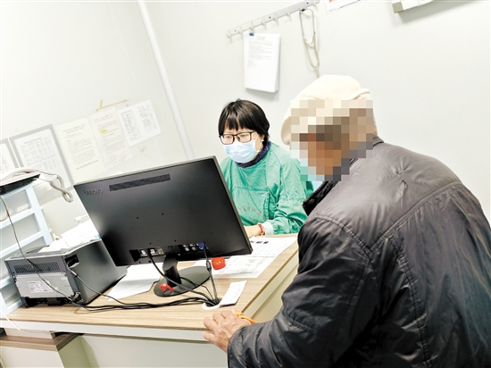 出現(xiàn)流感癥狀應(yīng)及時(shí)就醫(yī)。