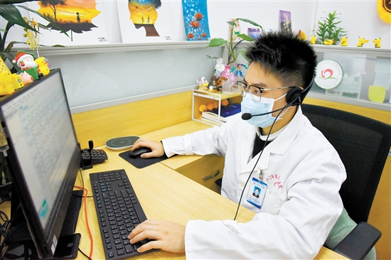 江門市24小時(shí)心理援助熱線組工作人員為市民提供心理咨詢服務(wù)。