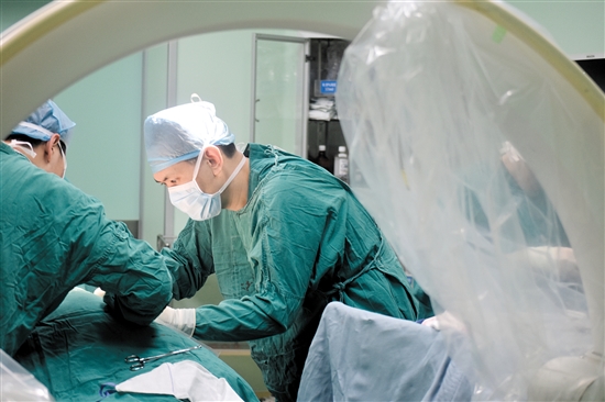 疼痛科團隊將電極精確植入患者脊髓特定位置。