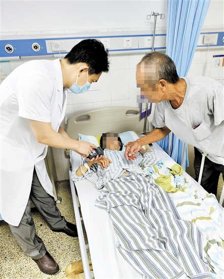 黃俊偉查房，查看患者情況。