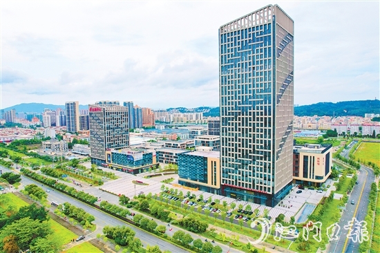 作為全市唯一的國家高新區(qū)，江海區(qū)要勇當(dāng)全市制造業(yè)高質(zhì)量發(fā)展“先行區(qū)”“排頭兵”。邱昱