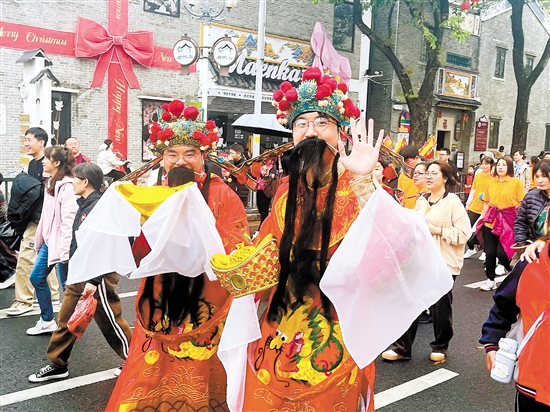 由賀歲人偶、卡通人偶組成的“顯眼包”方陣格外吸睛。