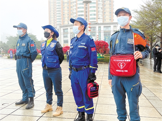 藍(lán)天救援隊(duì)隊(duì)員一早趕到活動(dòng)現(xiàn)場(chǎng)，保障參賽者能隨時(shí)獲得專業(yè)的應(yīng)急救援服務(wù)。