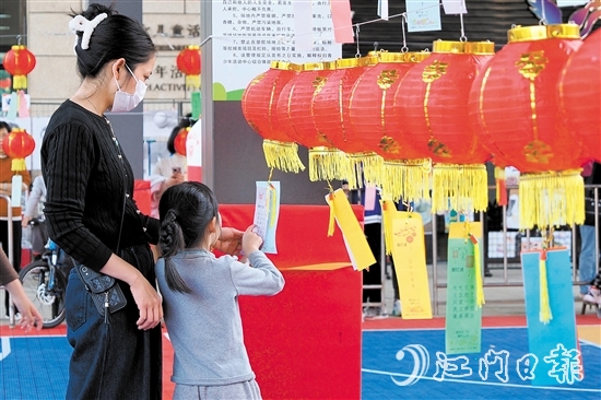 元宵節(jié)游園活動(dòng)現(xiàn)場(chǎng)，240個(gè)火紅燈籠整齊排列，燈籠上懸掛著數(shù)張寫有謎面的紙條，吸引不少市民前來挑戰(zhàn)。