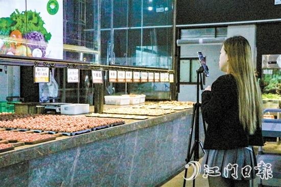 近年來，北達村延伸五洞牛肉街的發(fā)展鏈條，為村集體經濟發(fā)展注入活力。圖為餐廳員工進行直播營銷活動。