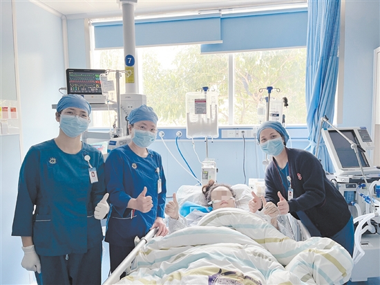 患者順利撤離ECMO，并為醫(yī)護(hù)人員點(diǎn)贊。