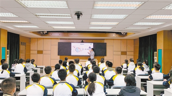 江門市疾控中心工作人員進校園科普健康知識。