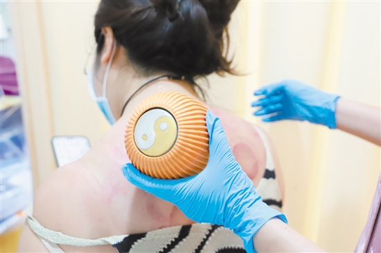 雨水時節(jié)，按揉或艾灸穴位可以起到祛濕化痰、健脾理氣的作用。