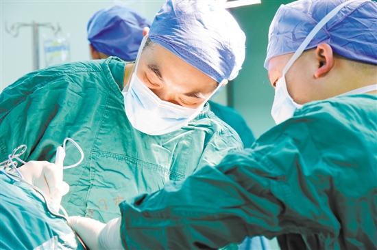 顱內(nèi)動脈瘤一旦破裂，后果可能極其嚴重。圖為醫(yī)生為患者進行手術。