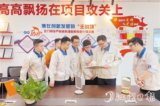 企業(yè)黨員職工帶頭開(kāi)展研發(fā)攻堅(jiān)。