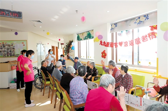 新會(huì)區(qū)養(yǎng)老中心舉辦活動(dòng)，豐富老年人生活。簡(jiǎn)家琳