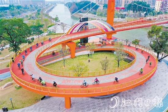 江海區(qū)城央綠廊四道貫通，適合騎行，圖為騎行車愛好者騎行在如意橋上。郭永樂