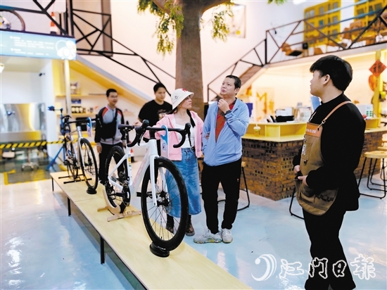 市民在Plan.B自行車生活館選購(gòu)適宜的自行車。劉瓊