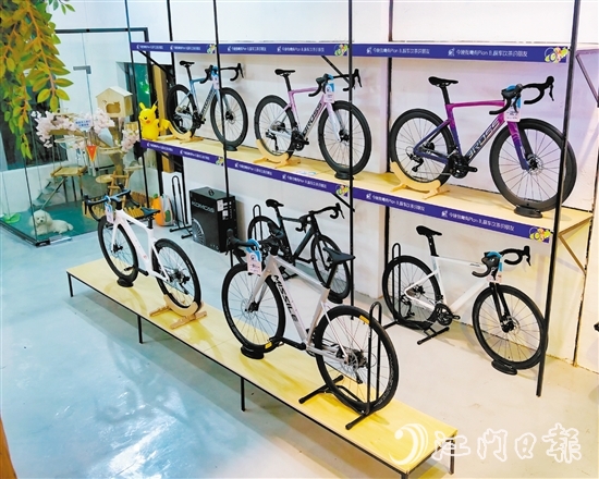 Plan.B自行車生活館內(nèi)陳列著各式各樣的自行車。劉瓊