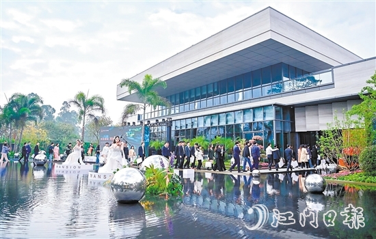 春節(jié)期間，蓬江區(qū)樓市火熱，不少人趁著假期到各大樓盤實(shí)地了解市況。