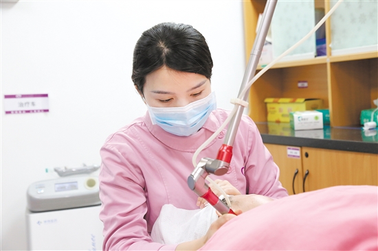 醫(yī)護(hù)人員為痤瘡患者進(jìn)行治療。